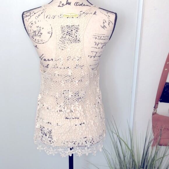 Anthropologie's Finn & Clover Cream Crochet Floral Tank Size Medium - Picture 3 of 5